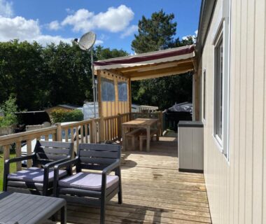 Terrasse en bois avec salon extérieur et store au mobilhome Panoramique tt confort camping Siblu Nevez Pont Aven