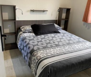 Chambre avec lit double et étagères dans le mobilhome Panoramique tt confort camping siblu 4 etoiles Nevez Pont Aven