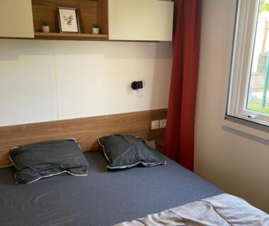 Chambre avec lit double dans le Mobilhome Sables du midi