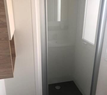 Cabine de douche dans le mobilhome Sables du midi