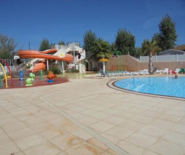 Piscine extérieure avec toboggans et aire ludique au Mobilhome Sables du midi