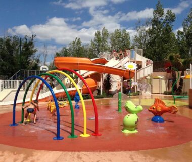 Aire aquatique avec toboggans, arches d'eau et jeux pour enfants au Mobilhome Sables du midi