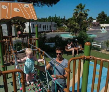 Aire de jeux avec enfant et parent au Mobilhome Sables du midi