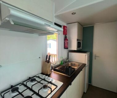 Cuisine équipée avec plaque gaz et évier dans le Mobilhome Sauvage