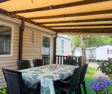 Terrasse couverte avec table et chaises au Mobilhome Sauvage