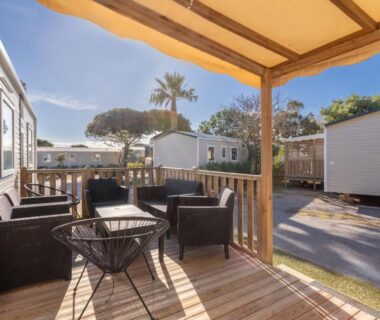 Terrasse couverte avec salon extérieur du Mobilhome Soleia 2023 Mar Estan 4x