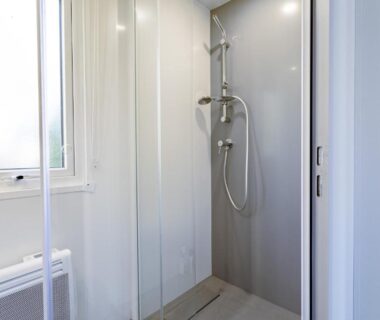 Salle de bains avec douche et fenêtre dans le Mobilhome Soleia 2023 Mar Estan 4x