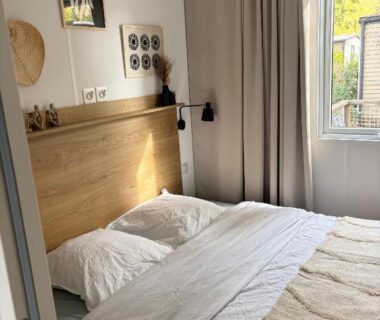 Chambre avec lit double et tête de lit bois dans le Mobilhome ULTIMATE XXL 6p Mayotte Vacances 5