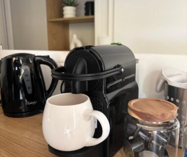 Plan de travail avec machine à café bouilloire et tasse dans le Mobilhome ULTIMATE XXL 6p Mayotte Vacances 5