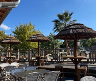Terrasse extérieure avec tables et parasols du Mobilhome ULTIMATE XXL 6p Mayotte Vacances 5