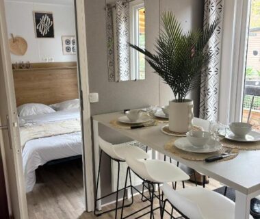 Intérieur avec coin repas et chambre dans le Mobilhome ULTIMATE XXL 6p Mayotte Vacances 5