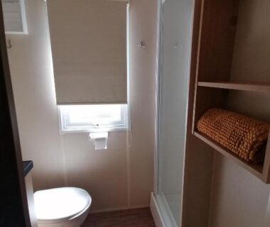 Salle d'eau avec toilettes et douche dans le Mobilhome Vendée Océan