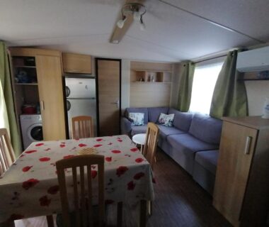 Séjour avec table à manger et canapé dans le Mobilhome Vendée Océan