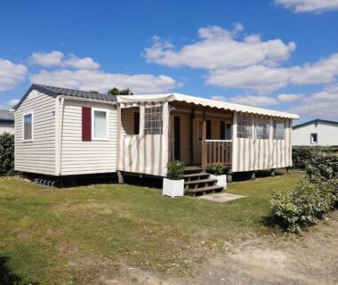Mobilhome sur emplacement gazonné avec terrasse du Mobilhome Vendée Océan