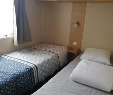 Chambre avec deux lits et rangements dans le Mobilhome Vendée Océan