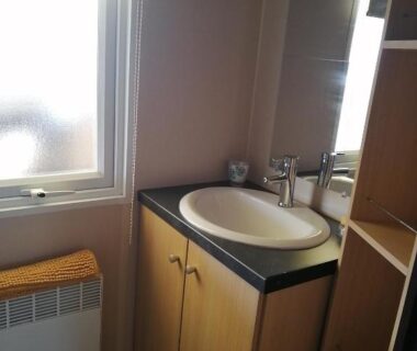 Salle de bains avec lavabo miroir et fenêtre du Mobilhome Vendée Océan