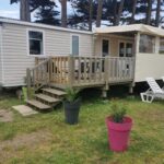 Terrasse en bois avec transats et pelouse du Mobilhome Vue océan La Costa Breizha