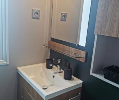 Salle de bain avec lavabo et miroir dans le Mobilhome Vue océan La Costa Breizha