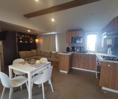 Intérieur avec salon et cuisine ouverte du Mobilhome Vue océan La Costa Breizha