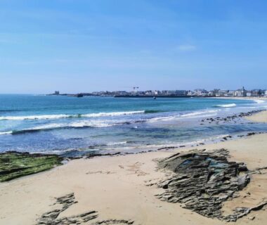 Plage et océan avec rochers en premier plan depuis le Mobilhome Vue océan La Costa Breizha