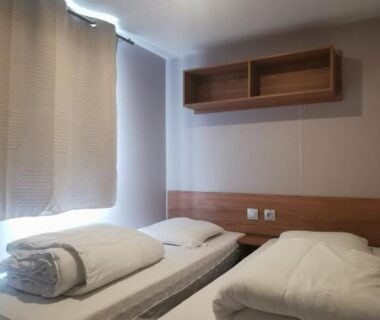 Chambre avec deux lits simples dans le Mobilhome Vue océan La Costa Breizha