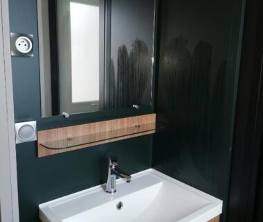 Salle de bain avec lavabo et miroir dans le mobilhome Vue océan La Costa Breizha