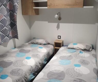Chambre avec deux lits dans le Mobilhome a Gastes