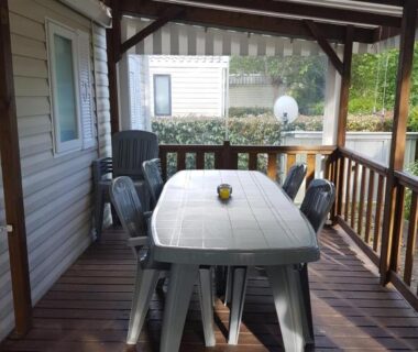 Terrasse couverte avec table et chaises dans le Mobilhome a Gastes