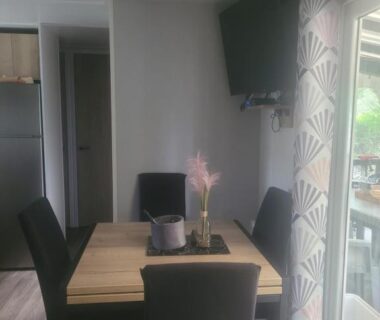 Coin repas avec table et chaises dans le mobilhome Mobilhome a Gastes