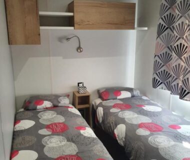 Chambre avec deux lits simples dans le Mobilhome a Gastes
