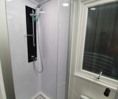 Salle d'eau avec douche cabine et fenêtre dans le Mobilhome a Gastes
