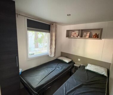 Chambre avec deux lits simples dans le Mobilhome a la deco zen camping sur soulac