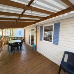 Terrasse couverte avec table et chaises du Mobilhome a la deco zen camping sur soulac