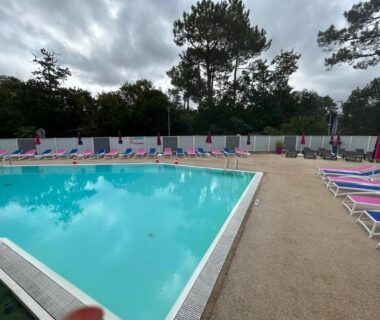 Piscine extérieure et transats au Mobilhome a la deco zen camping sur soulac