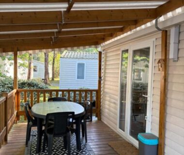 Terrasse couverte avec table et chaises du Mobilhome a la deco zen camping sur soulac