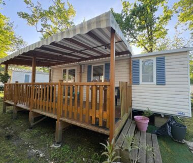 Terrasse couverte en bois devant mobilhome dans un emplacement ombragé du Mobilhome a la deco zen camping sur soulac