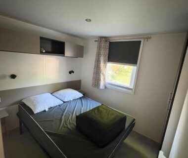 Chambre intérieure avec lit double dans le Mobilhome a la deco zen camping sur Soulac