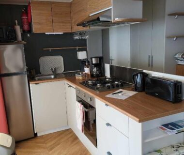 Cuisine équipée avec plaque four et électroménager dans le mobilhome au bord de l'eau