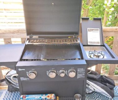 Terrasse de camping avec barbecue portable du Mobilhome au bord du lac avec piscine
