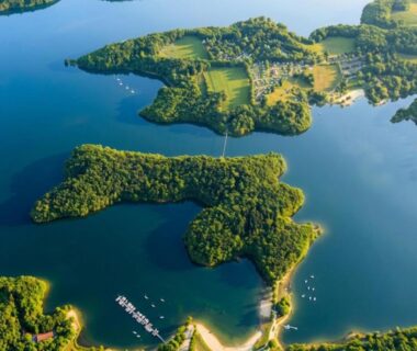 Rivage et îlots boisés du lac depuis le Mobilhome au bord du lac avec piscine