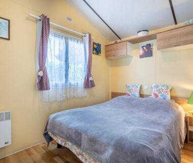 Chambre intérieure avec lit double et rangements dans le Mobilhome au calme - piscine