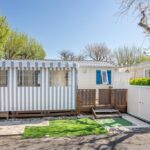 Façade et terrasse en bois du mobilhome au calme - piscine