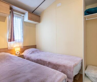 Chambre avec deux lits simples dans le Mobilhome au calme - piscine