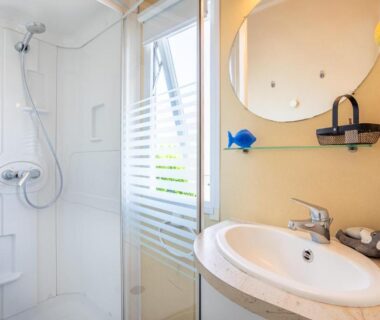 Salle de bain avec douche et lavabo du Mobilhome au calme - piscine