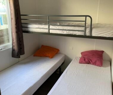 Chambre avec lit superposé et deux lits simples dans le Mobilhome avec piscine