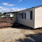 Terrasse en bois et façade du mobilhome Mobilhome avec piscine