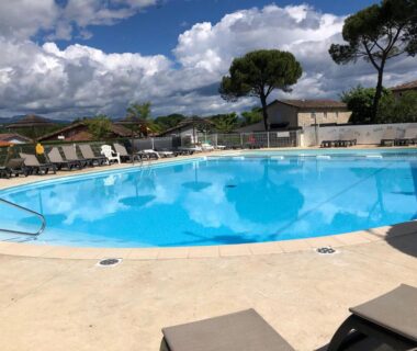 Piscine extérieure avec transats au Mobilhome avec piscine