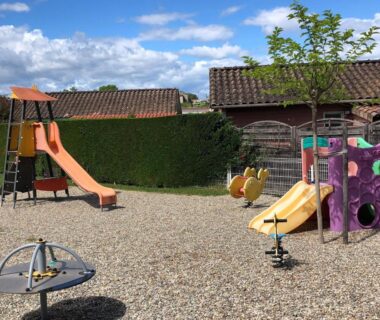 Aire de jeux du camping avec toboggans près du Mobilhome avec piscine