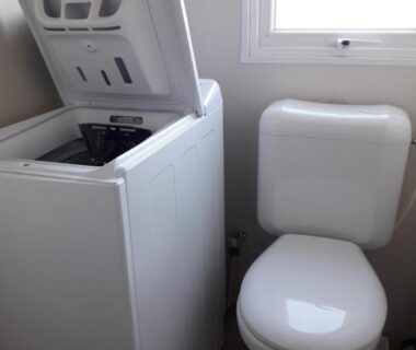 Salle d'eau avec lave-linge top et WC du Mobilhome beaux volumes ES40