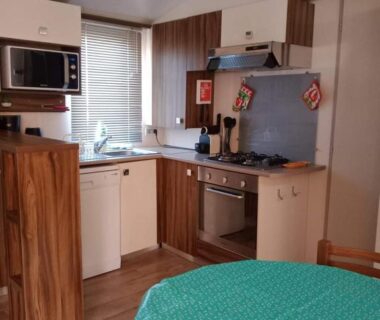 Cuisine équipée et coin repas dans le Mobilhome beaux volumes ES40